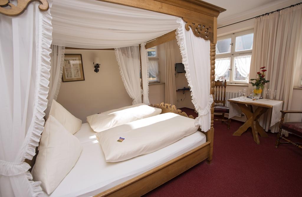 Hotel Eisenkrug Динкельсбюль Экстерьер фото