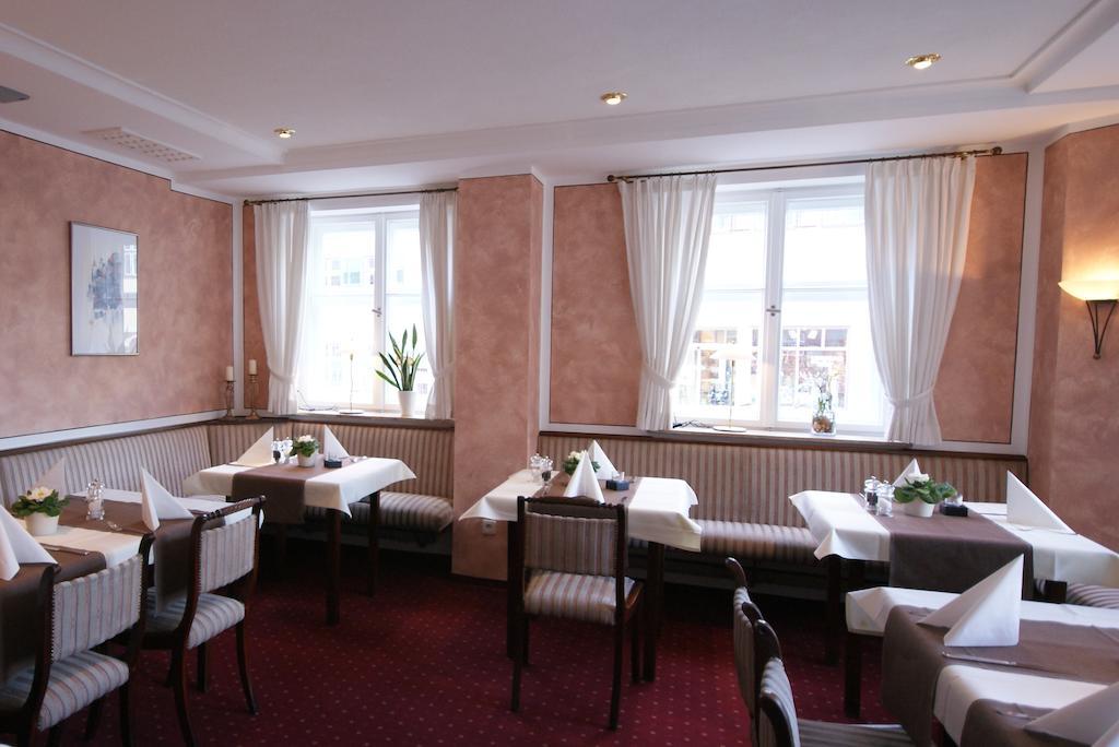 Hotel Eisenkrug Динкельсбюль Экстерьер фото